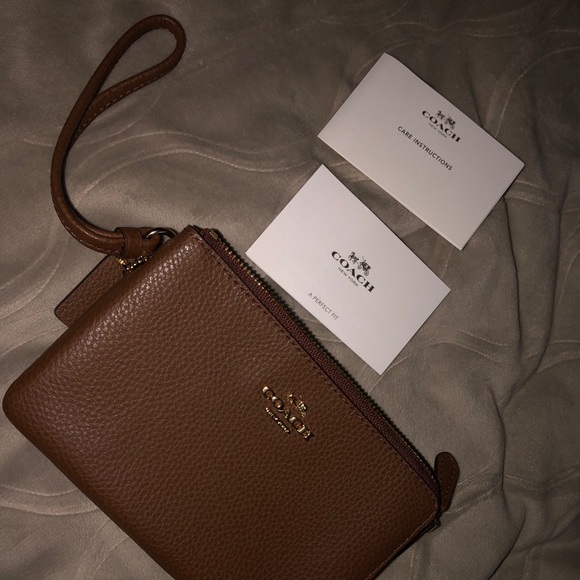 Coach small wristlet, never worn. Tags on it - Picture 2 of 6